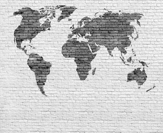 Черно-белая карта мира на фоне кирпичной стены