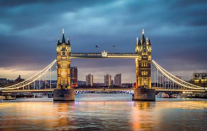 Тауэрский мост отражения в Темзе на закате в Лондоне