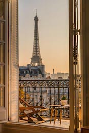 Уютный парижский балкон с видом на Париж