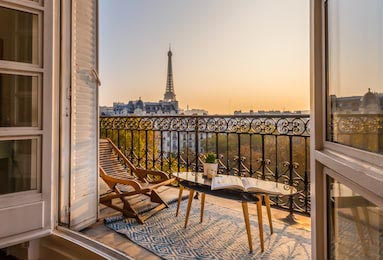 Маленький уютный парижский балкон с видом на Париж