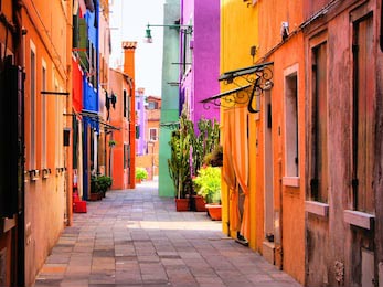 Улица в Бурано с разноцветными домами возле Венеции