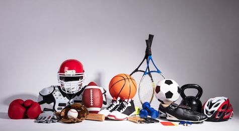 Разнообразие спортивных мячей и оборудования