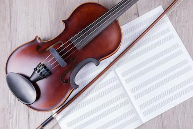 Классическая скрипка с пустой нотной тетрадью