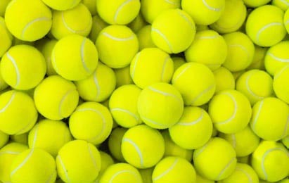  Много ярких желтых теннисных мячей