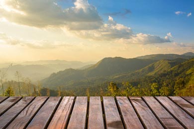 Деревянная терраса с прекрасным видом на горы долину