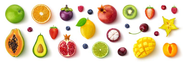 Ассортимент различных фруктов и ягод на белом фоне