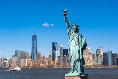 Статуя Свободы над рекой на нижнем Манхэттене