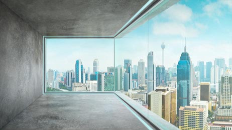 Современный интерьер офиса на фоне небоскрёбов 