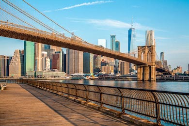 Горизонт Нью-Йорка и Бруклинский мост и Ист-Ривер