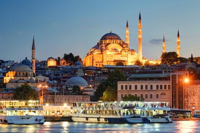 Туристские суда пришвартовались в Стамбуле
