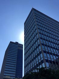 Вид на голубое небо офисных башен в Манчестере