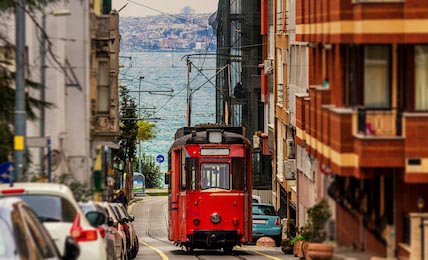 Трамвай едет по улицам на азиатской стороне Стамбула
