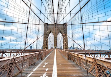 Бруклинский мост в пасмурный день Нью-Йорк
