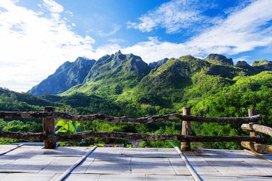 Красивый вид на горы с деревянной террасы