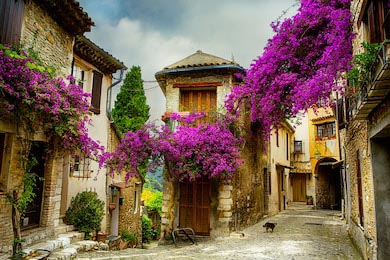 Дворик с яркими цветами в городе в стиле Прованс