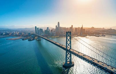 Вид с воздуха на мост через залив в Сан-Франциско