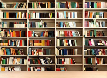 Почти пустой книжный деревянный шкаф в библиотеке