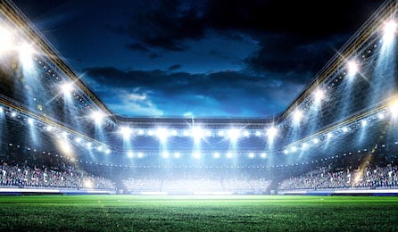 Ночная футбольная арена в свете ярких прожекторов