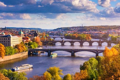 Карлов мост осенью в Праге и реке Влтаве