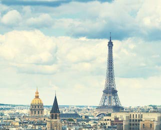 Вид на Эйфелеву башню и крыши зданий в Париже
