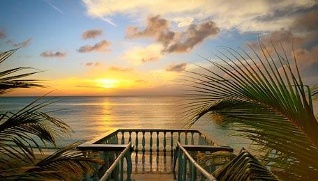 Вид с террас на красивый закат на пляже