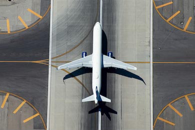 Снимок самолетов вылетающих из взлетно-посадочной