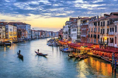 Вид на Гранд-канал с гондолами на закате в Венеции