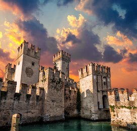 Средневековый замок Скалигер окруженный водой