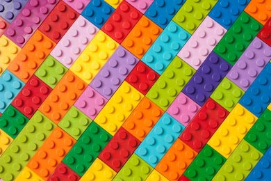 Игрушечные цветные блоки составляющие одну форму