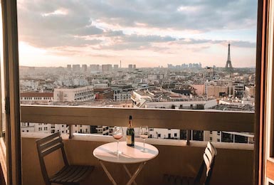 Романтический ужин на балконе в Париже