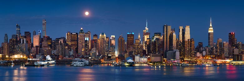Восход луны над небоскребами центра Манхэттена