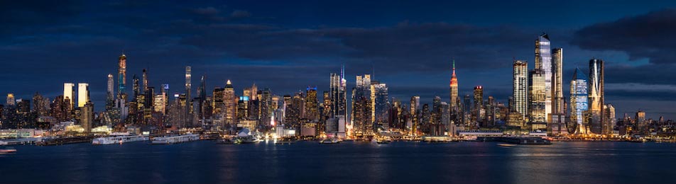 Панорамный вид в сумерках на ночной Манхэттен
