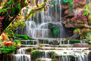 Движение водопада на камне в красивой природе