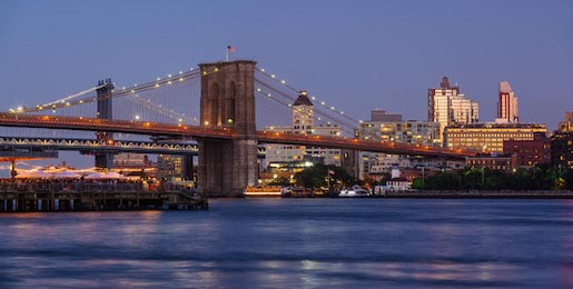Панорамный вид на набережную Бруклина с моста