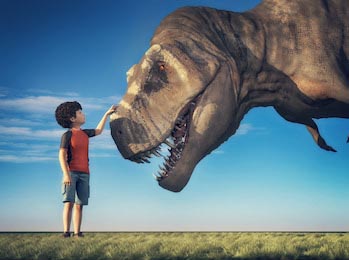 Ребенок играет с тираннозавром