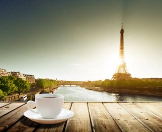 Кофе на столе и Эйфелева башня в Париже