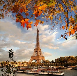 Эйфелева башня с осенними листьями в Париже, Франция