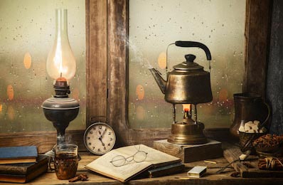 Натюрморт с чайником, старинной лампой, книгами