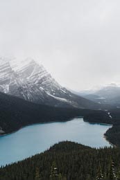 Прозрачное замерзшое озеро окруженное горами
