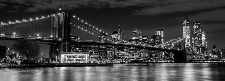 Бруклинский мост с Манхэттеном ночью в черно-белом