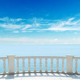 Вид на море с террасы с балконом под пасмурным небом
