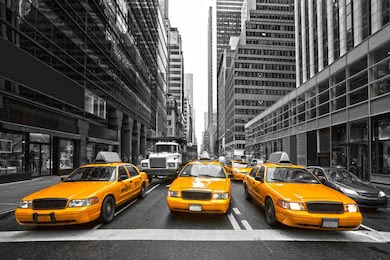 Желтые такси на фоне черно белого Нью-Йорка