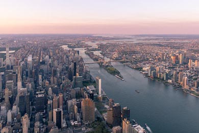 Нью-Йорк разделенный речкой вид сверху на Манхэттен