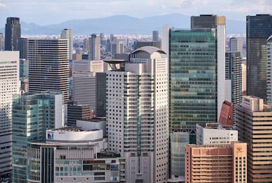 Вид с Umeda Sky Building Observatory на небоскребы