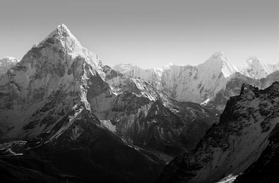 Захватывающие пейзажи на горе Эверест в черно-белом