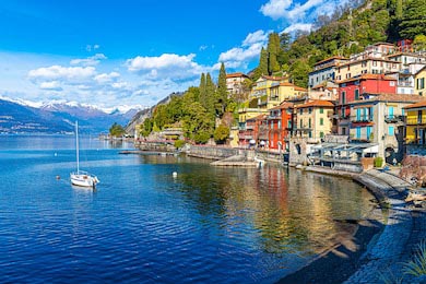 Живописный вид на озеро Варенна в Италии у гор