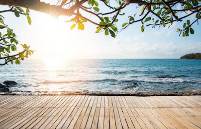 Солнечный свет на деревянной террасе на пляже
