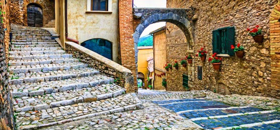 Цветочные улицы старых традиционных деревень Италии