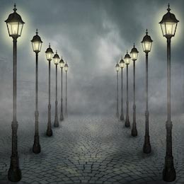 Уличные фонари на фоне туманного парка