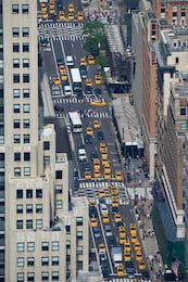 Вид сверху на заполненные такси улицы Нью-Йорка 